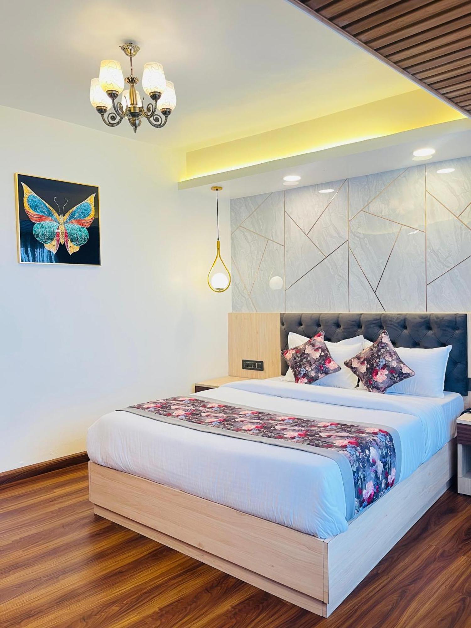Luxury Stay At Hotel Broadway Boutique Mall Road Chowrasta Near Mahakal Temple Дарджилінг Екстер'єр фото