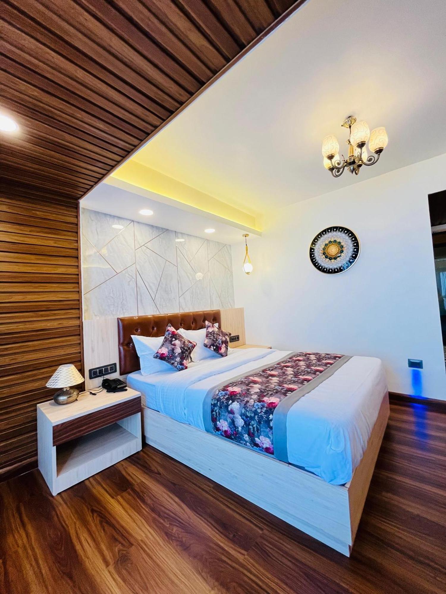 Luxury Stay At Hotel Broadway Boutique Mall Road Chowrasta Near Mahakal Temple Дарджилінг Екстер'єр фото