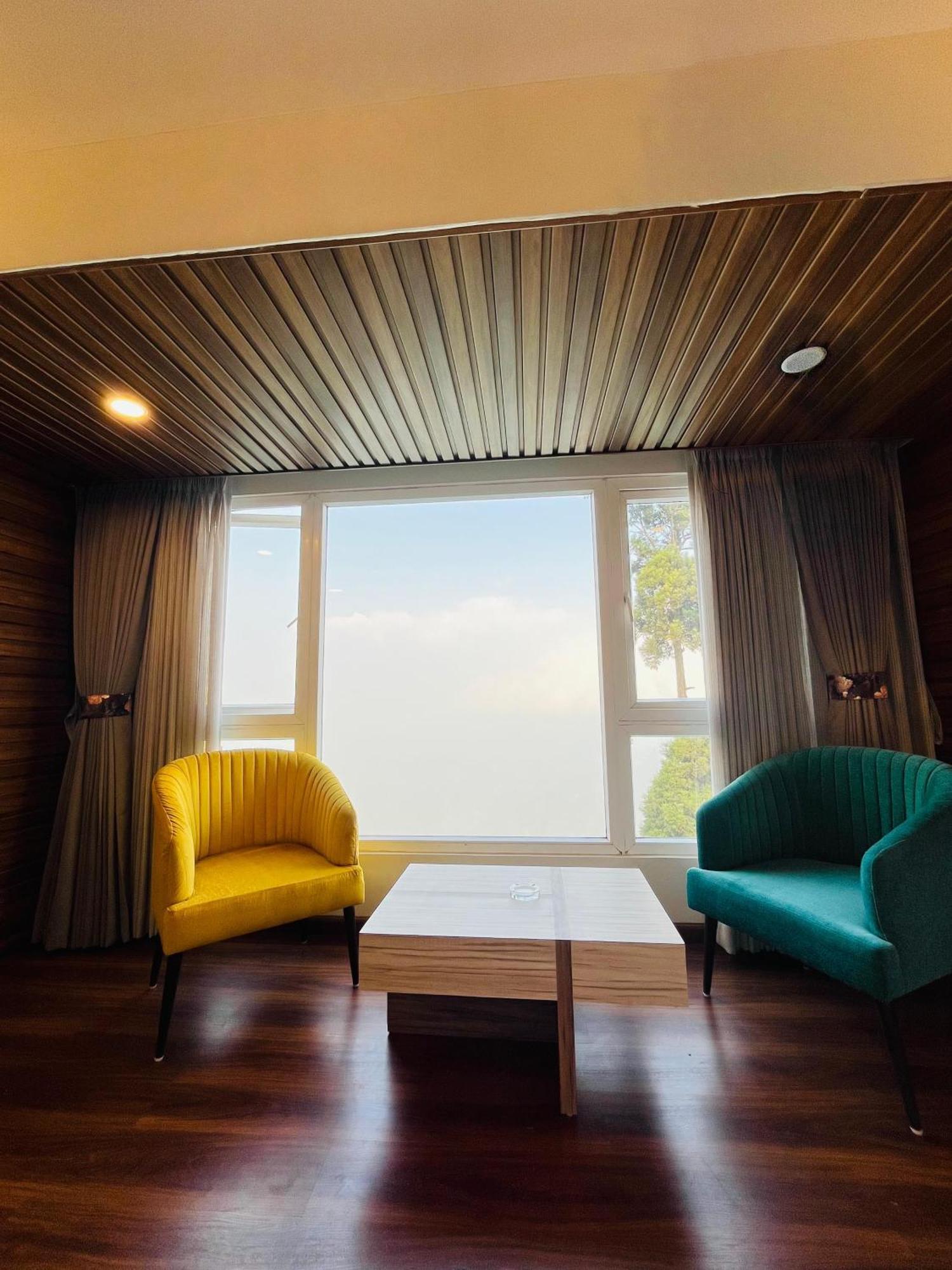 Luxury Stay At Hotel Broadway Boutique Mall Road Chowrasta Near Mahakal Temple Дарджилінг Екстер'єр фото