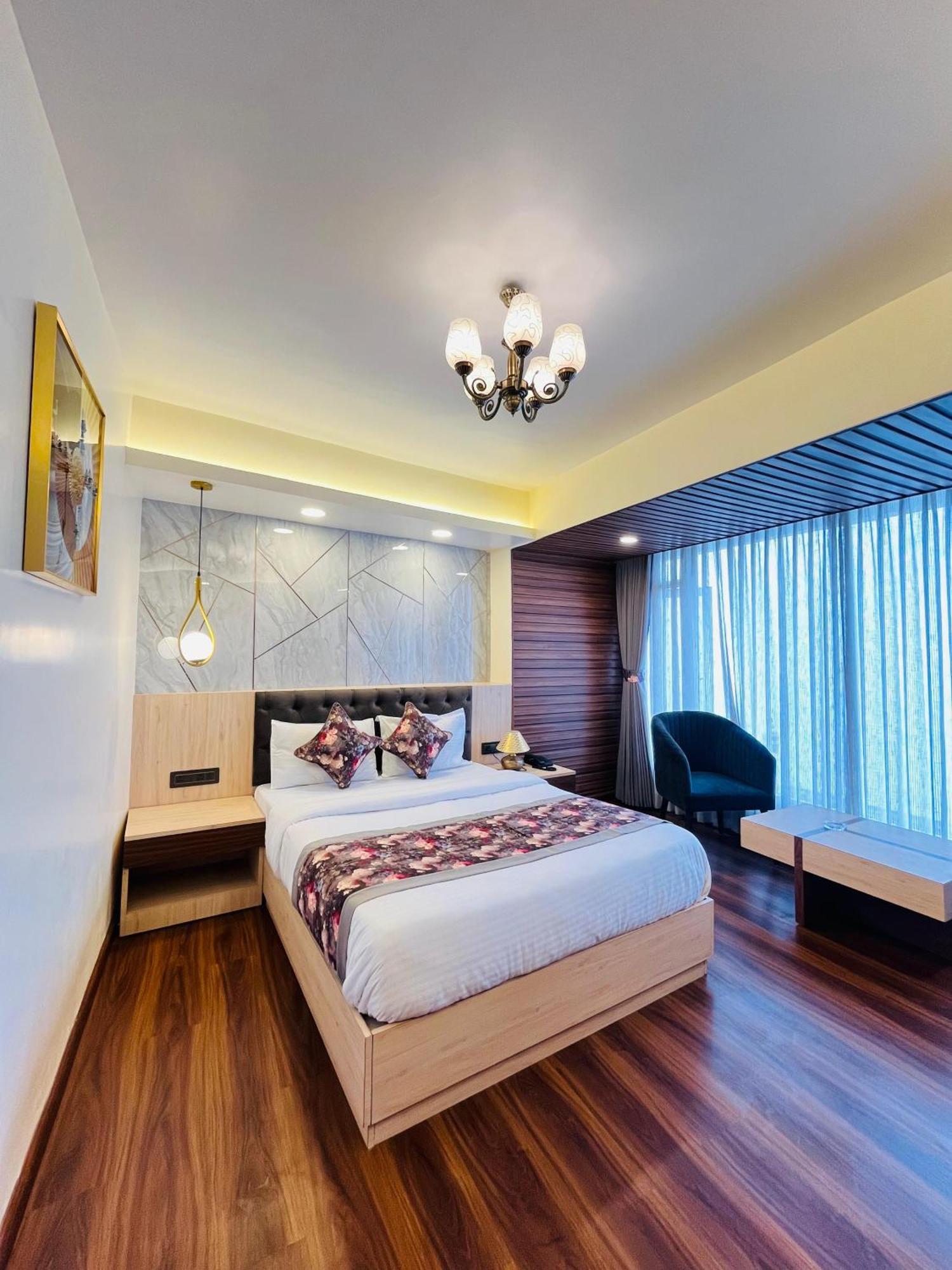 Luxury Stay At Hotel Broadway Boutique Mall Road Chowrasta Near Mahakal Temple Дарджилінг Екстер'єр фото