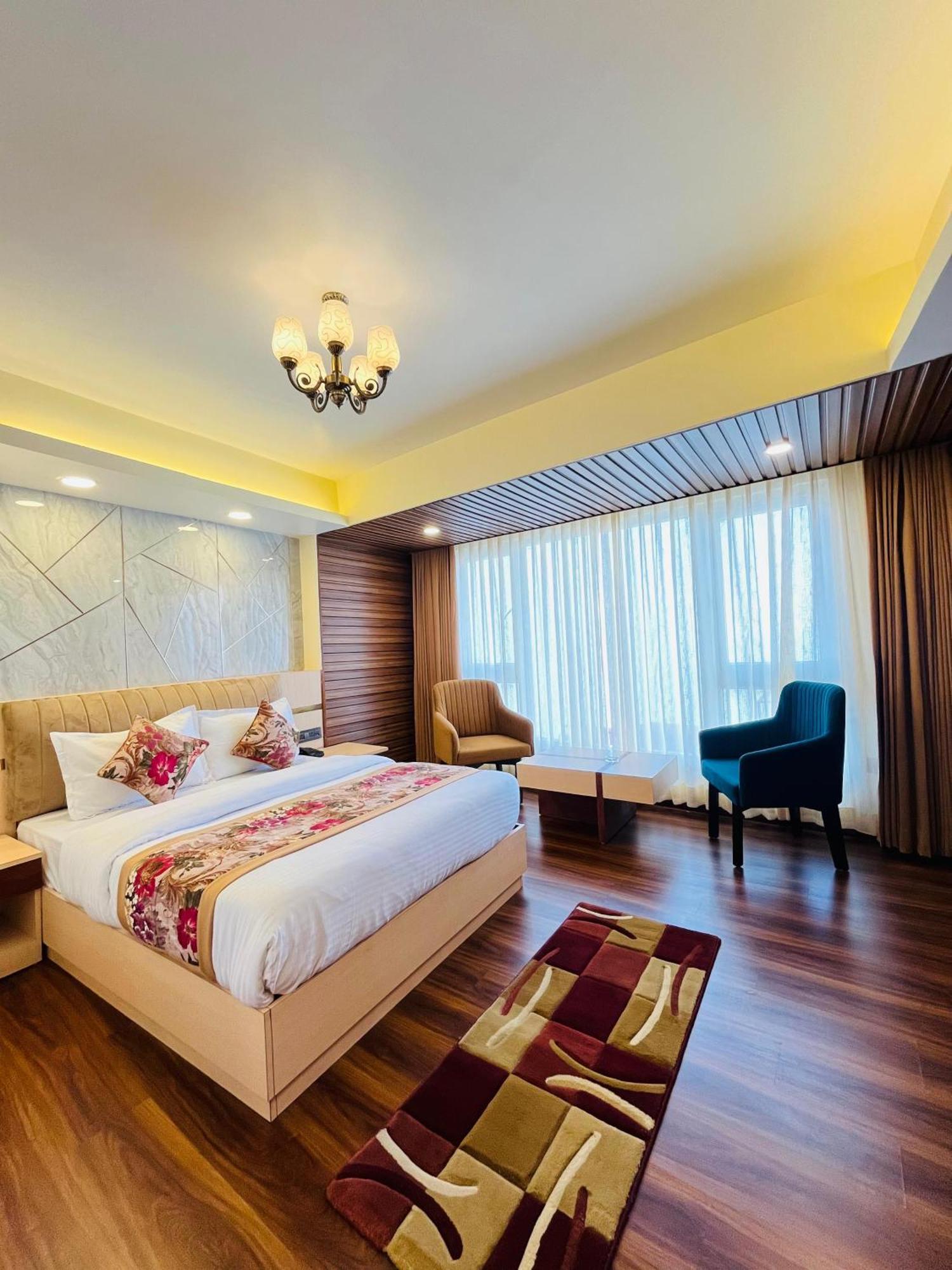 Luxury Stay At Hotel Broadway Boutique Mall Road Chowrasta Near Mahakal Temple Дарджилінг Екстер'єр фото