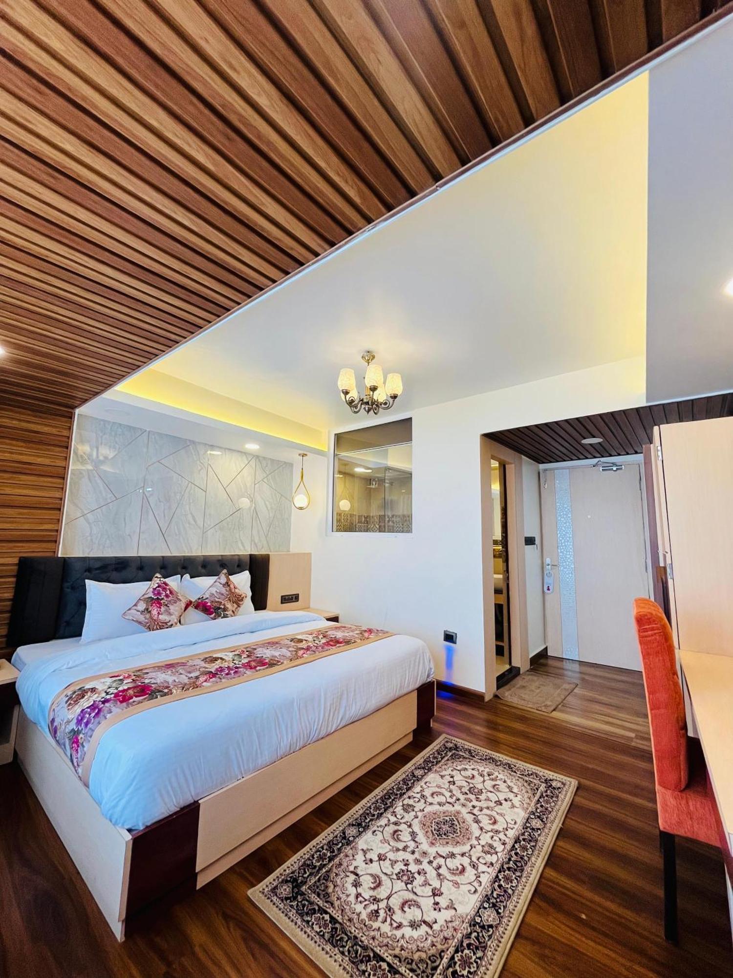 Luxury Stay At Hotel Broadway Boutique Mall Road Chowrasta Near Mahakal Temple Дарджилінг Екстер'єр фото