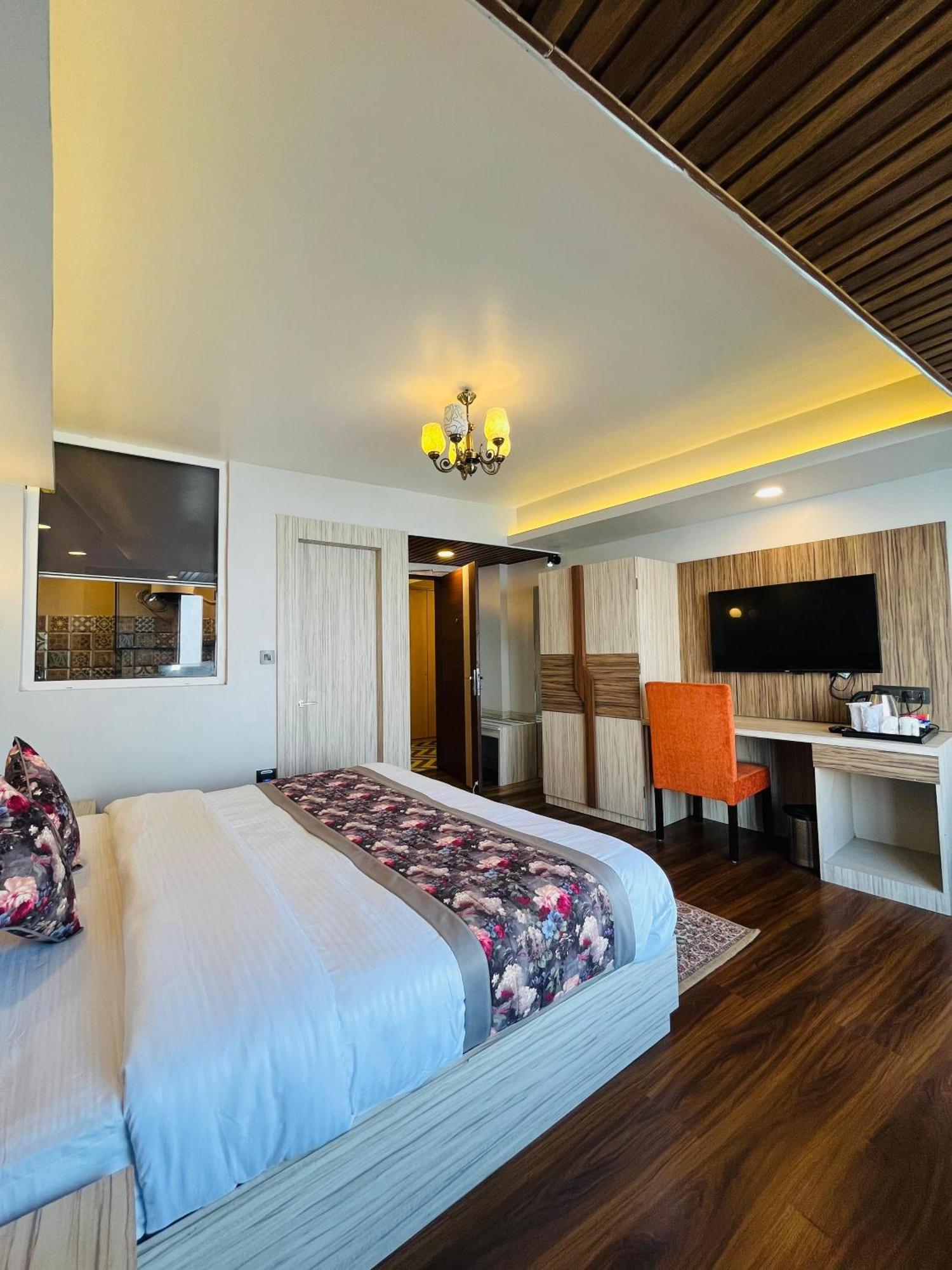 Luxury Stay At Hotel Broadway Boutique Mall Road Chowrasta Near Mahakal Temple Дарджилінг Екстер'єр фото