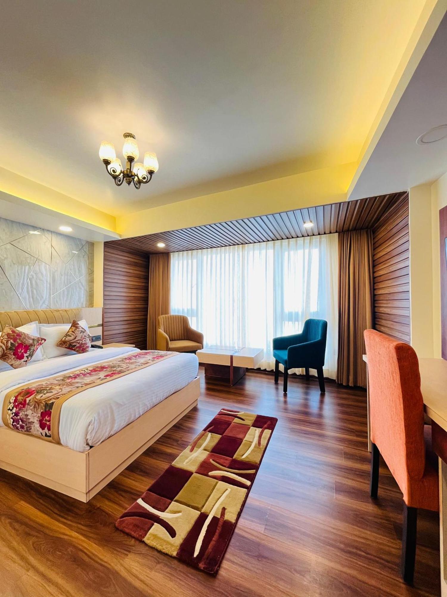 Luxury Stay At Hotel Broadway Boutique Mall Road Chowrasta Near Mahakal Temple Дарджилінг Екстер'єр фото