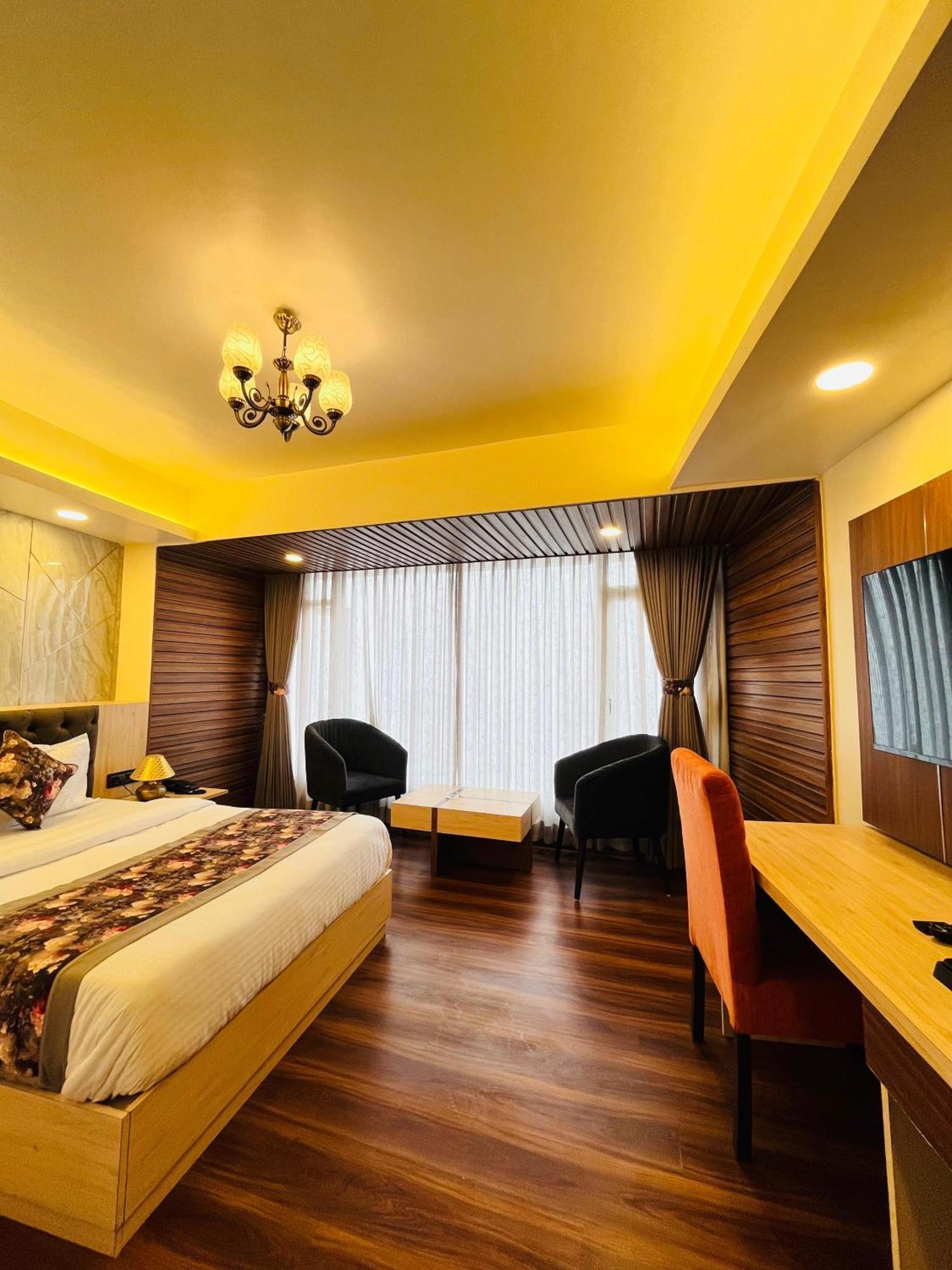 Luxury Stay At Hotel Broadway Boutique Mall Road Chowrasta Near Mahakal Temple Дарджилінг Екстер'єр фото