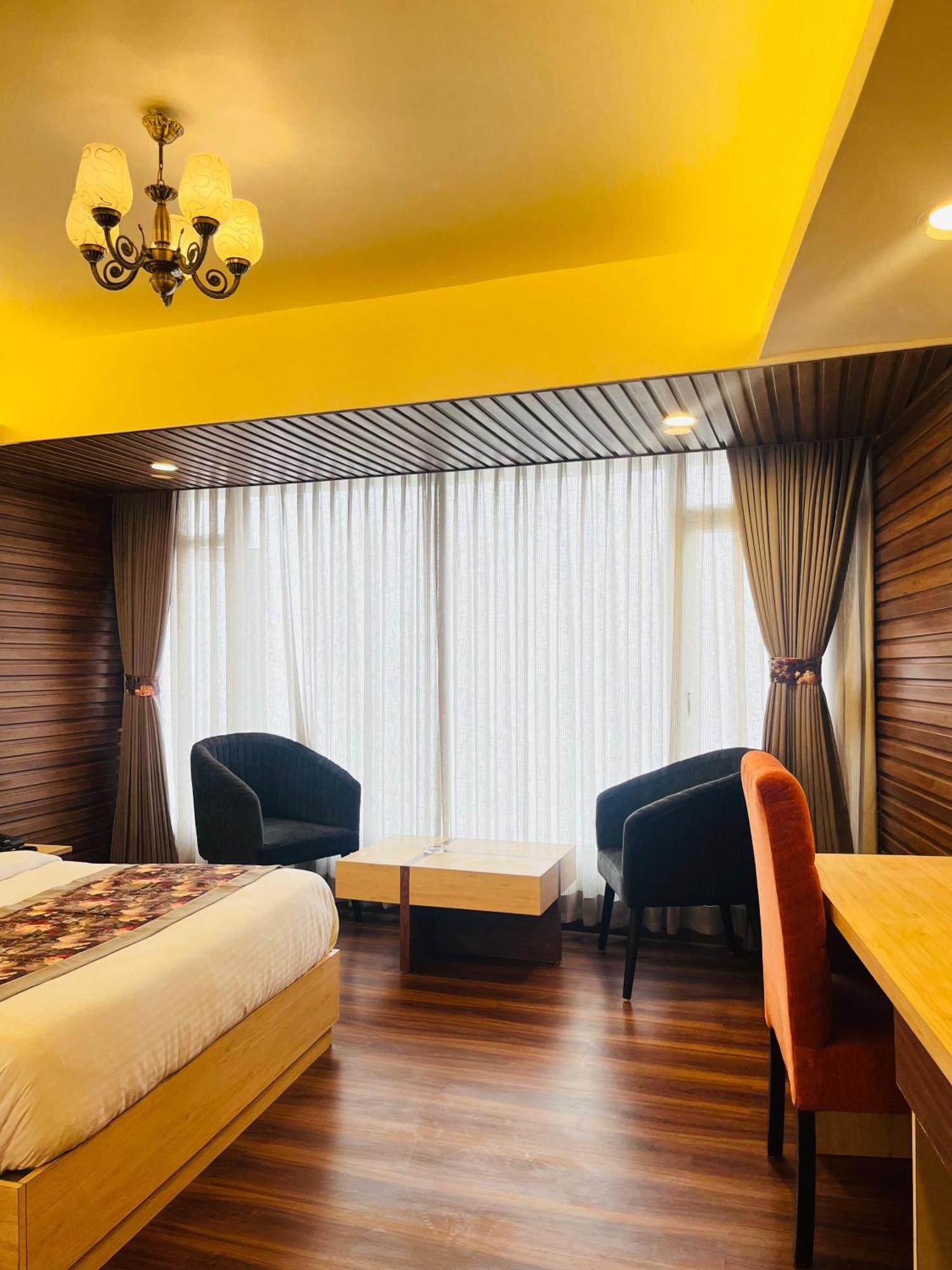 Luxury Stay At Hotel Broadway Boutique Mall Road Chowrasta Near Mahakal Temple Дарджилінг Екстер'єр фото